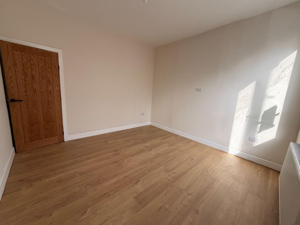 Property photo 3 of 15 Living Room (1)