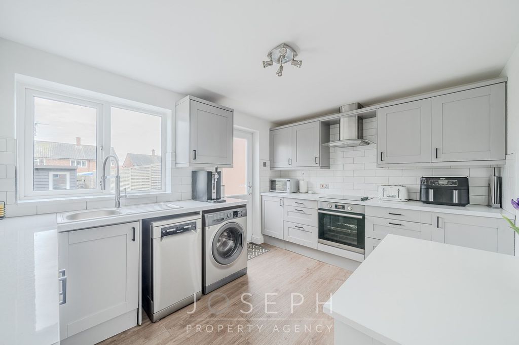 Property photo 2 of 21