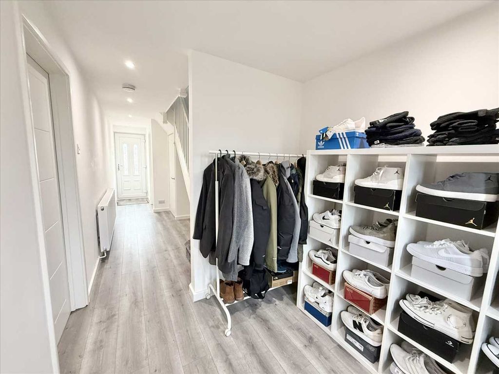 Property photo 3 of 25 Entrance Hall