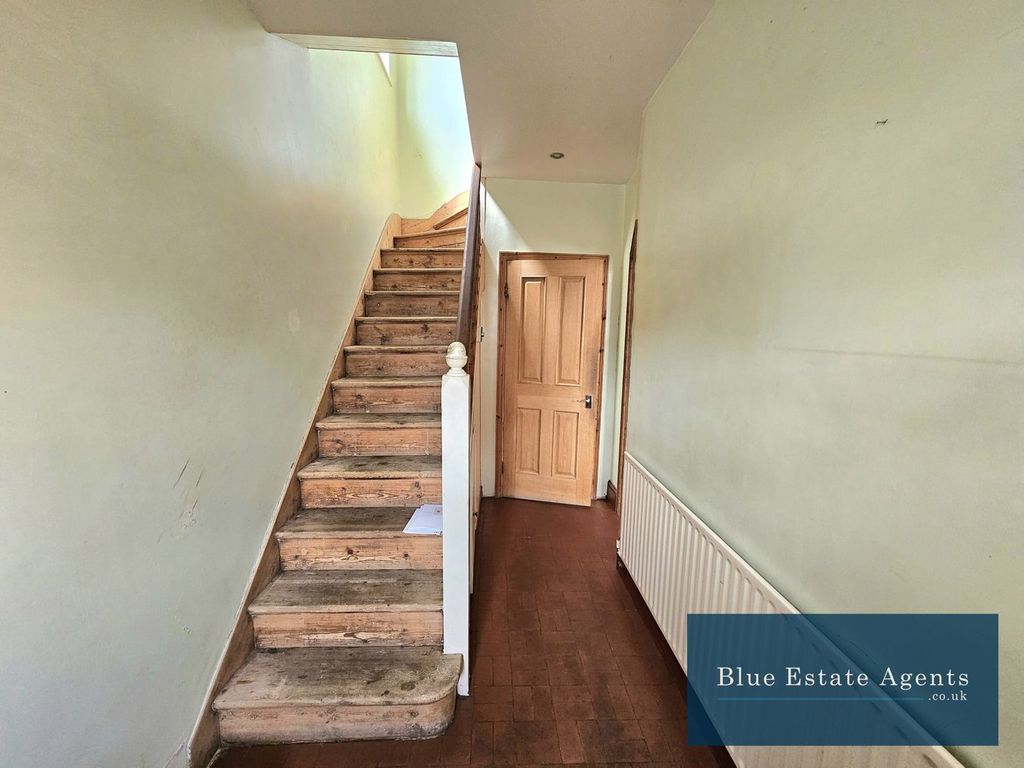 Property photo 2 of 14 Hallway