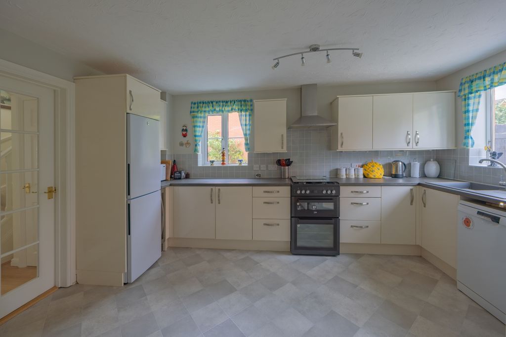 Property photo 2 of 23 Ewemove Taunton - Burge Crescent (11)