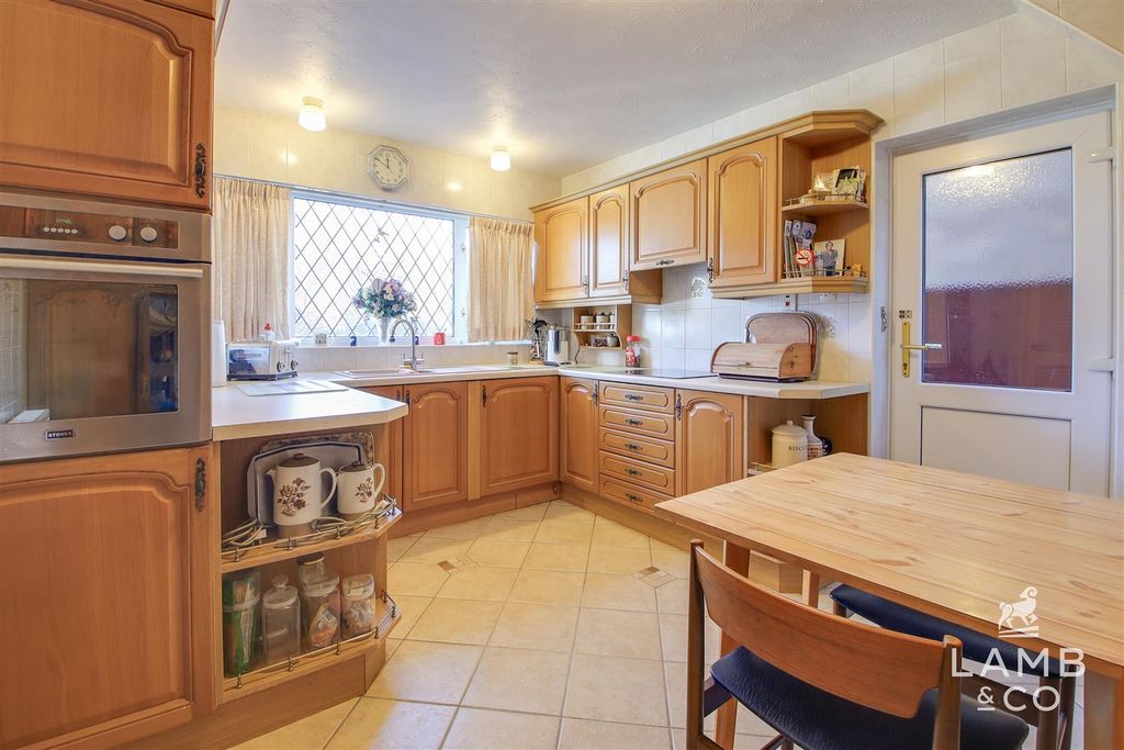 Property photo 3 of 19 Kitchen