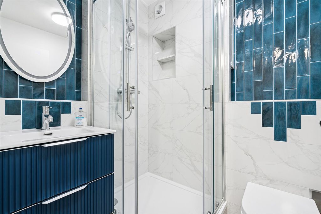 Property photo 2 of 8 Hogarth Crescent, Colliers Wood Bathroom