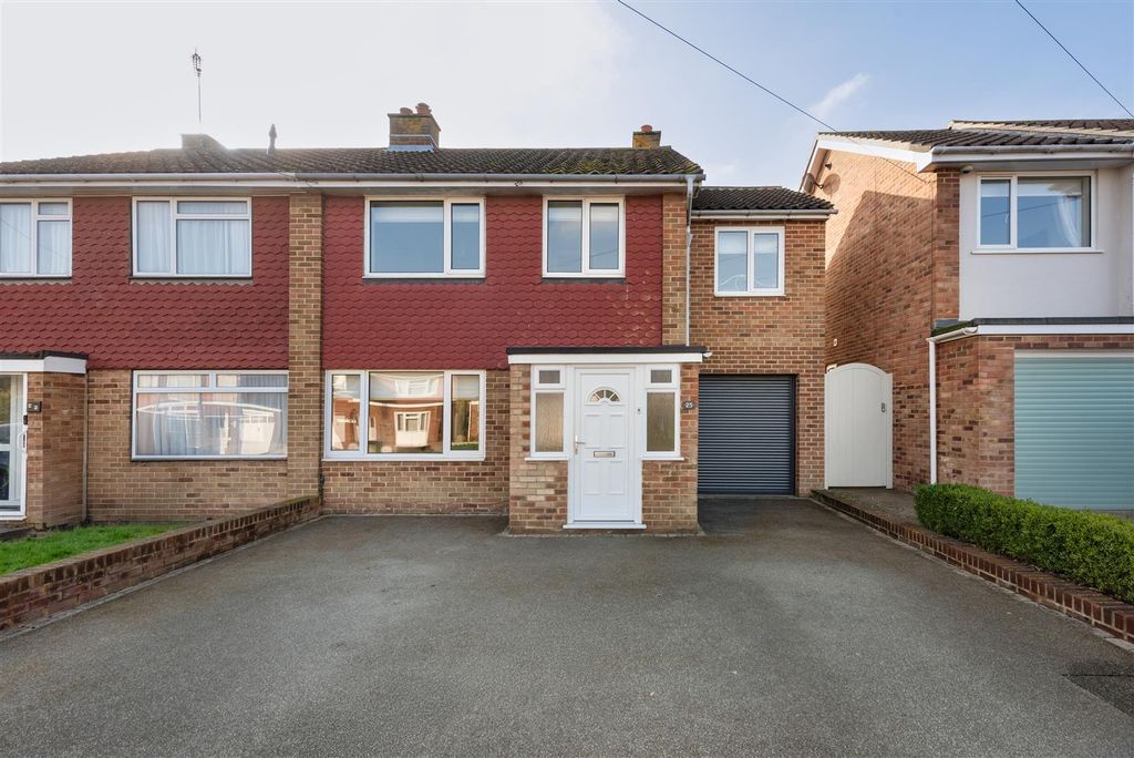 Property photo 1 of 17 Meadow Walk, Whitstable