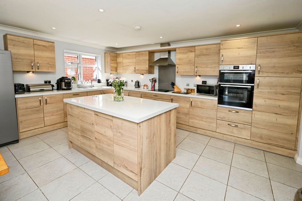 Property photo 2 of 20 Kitchen