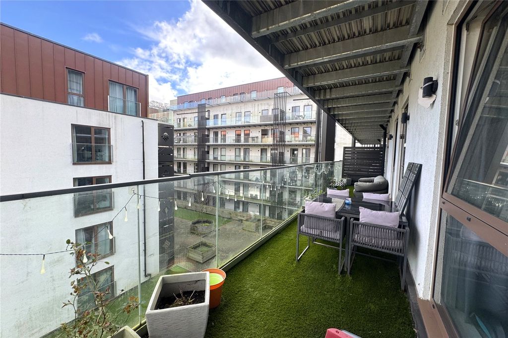Additional image 7 of 2 bed flat for saleFarnborough Road, Farnborough, Hampshire GU14