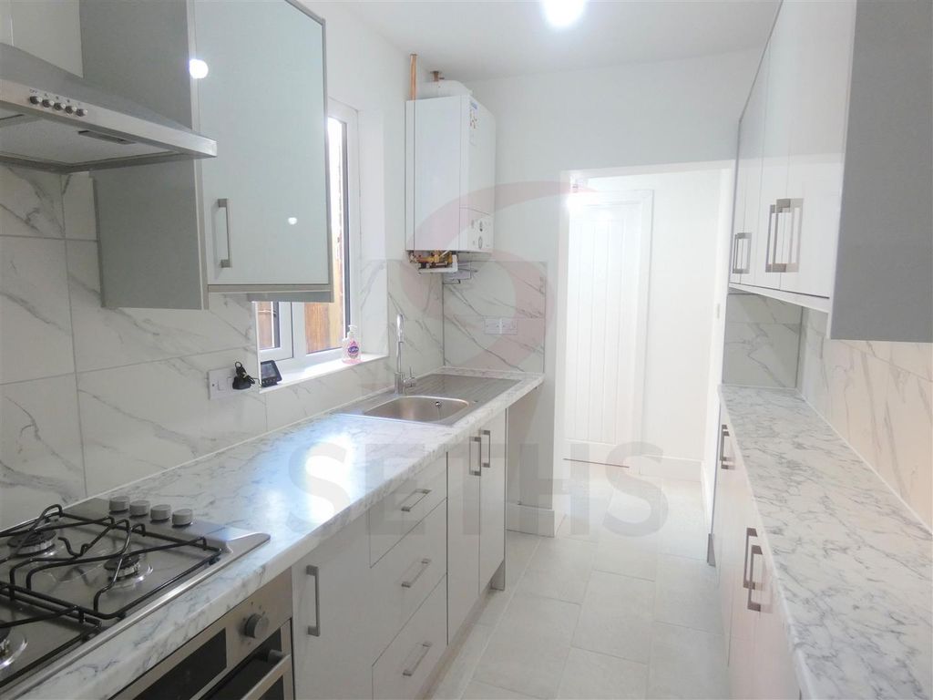 Property photo 3 of 11 Kitchen