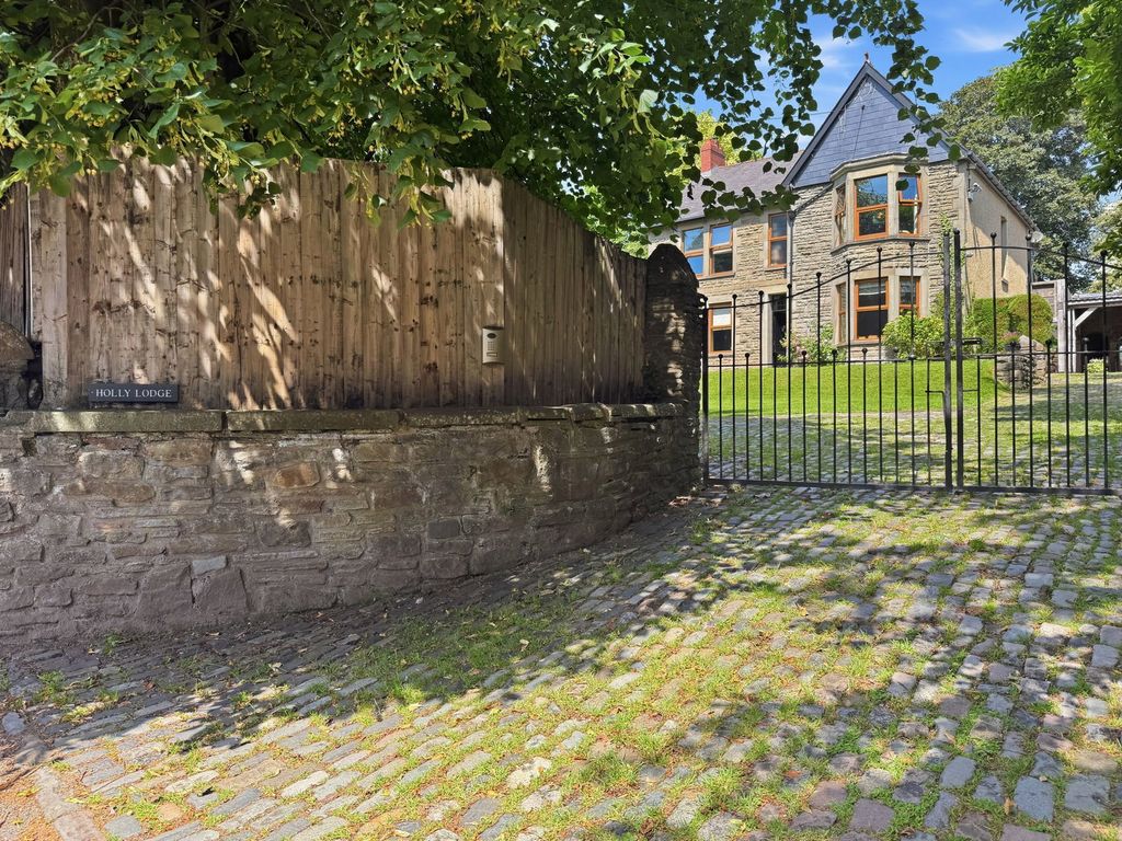 Property photo 3 of 28