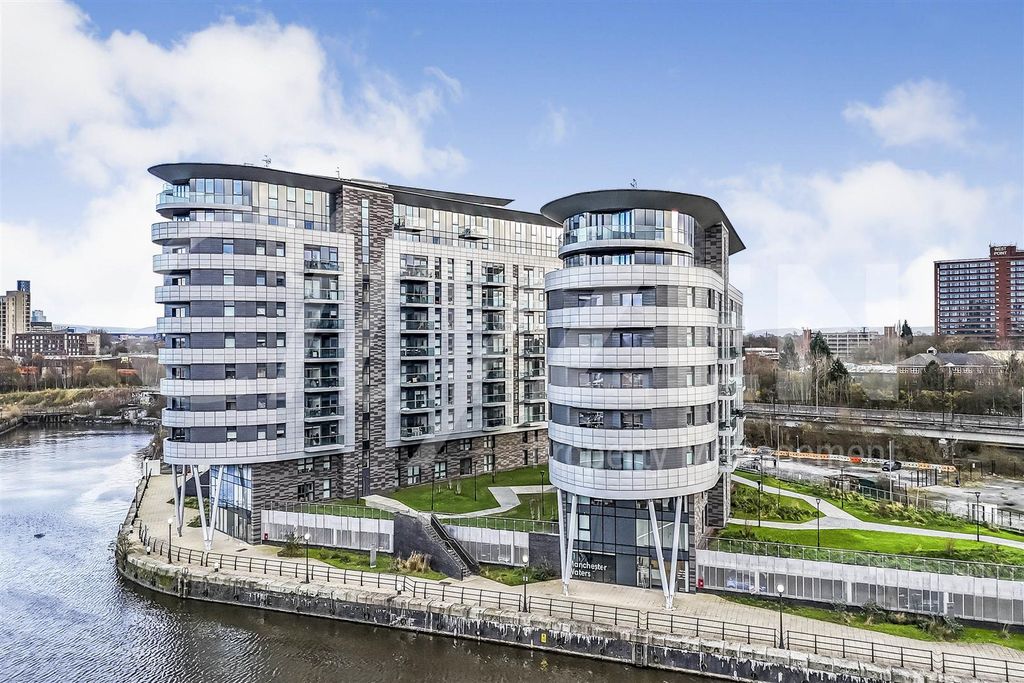 Property photo 3 of 22 Pomona Strand