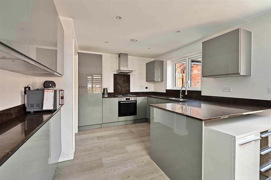 Property photo 3 of 10 Kitchen/Dining Room