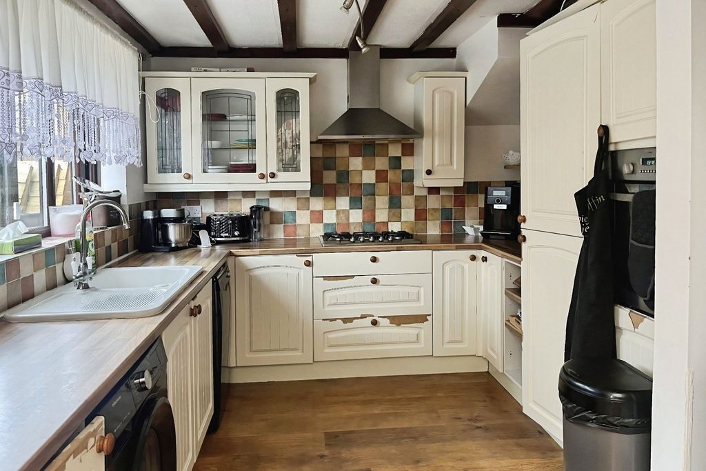 Property photo 3 of 10 Kitchen