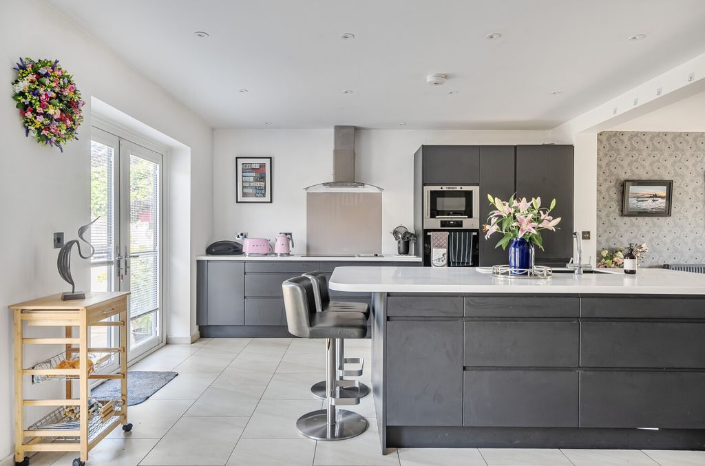 Property photo 2 of 27