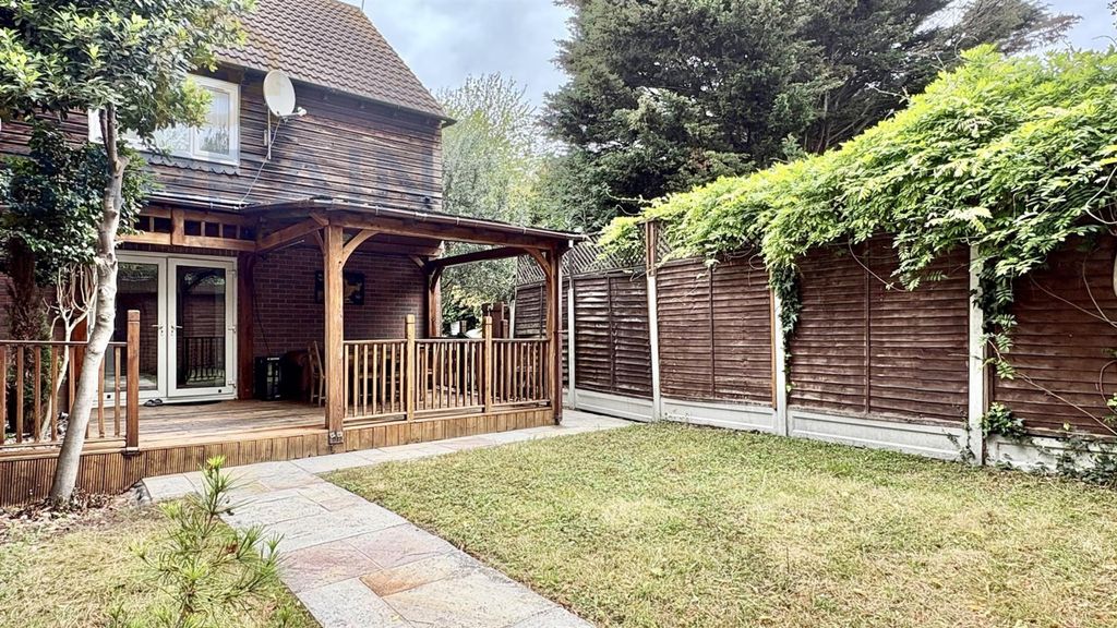 Property photo 2 of 9 Jade Close, E16 For Sale By Barrain London Estate Agency