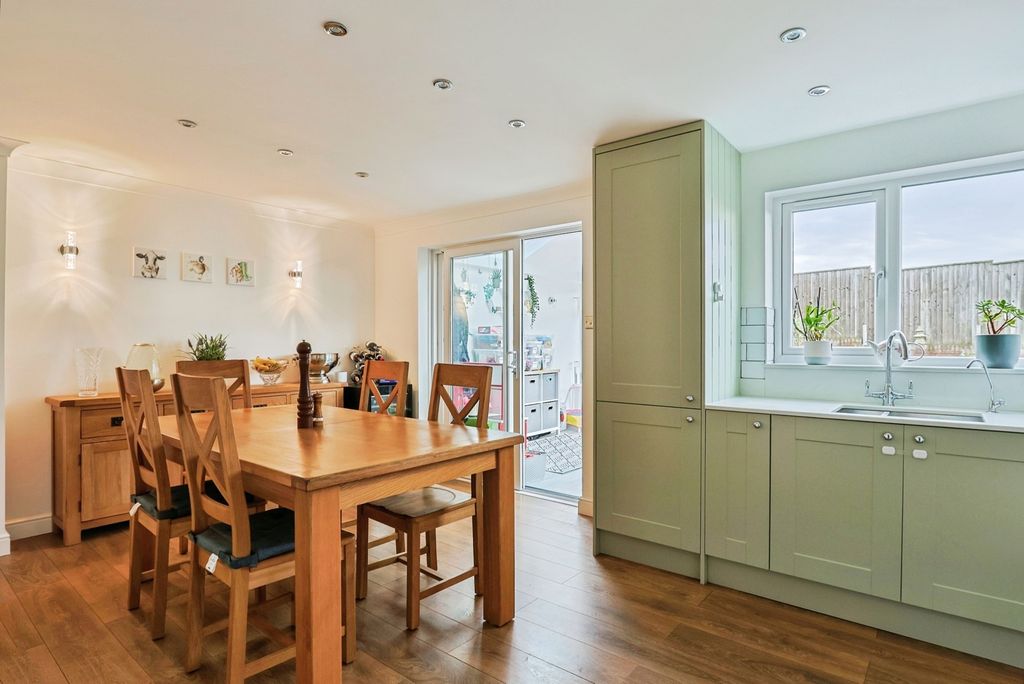 Property photo 3 of 17 Kitchen/Diner