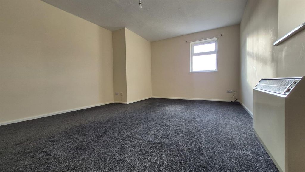 Property photo 3 of 11 F4-9Ms Living Room 3.Jpeg