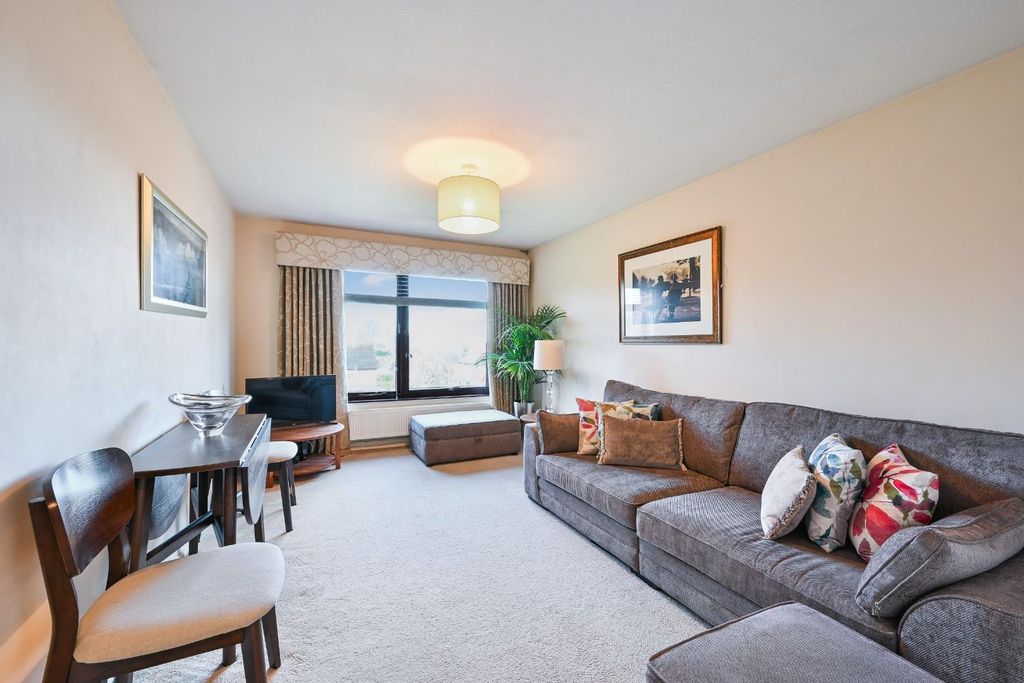 Property photo 3 of 13 Hillside Close,  (5).Jpg