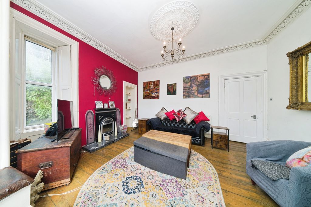 Property photo 2 of 15 Lounge