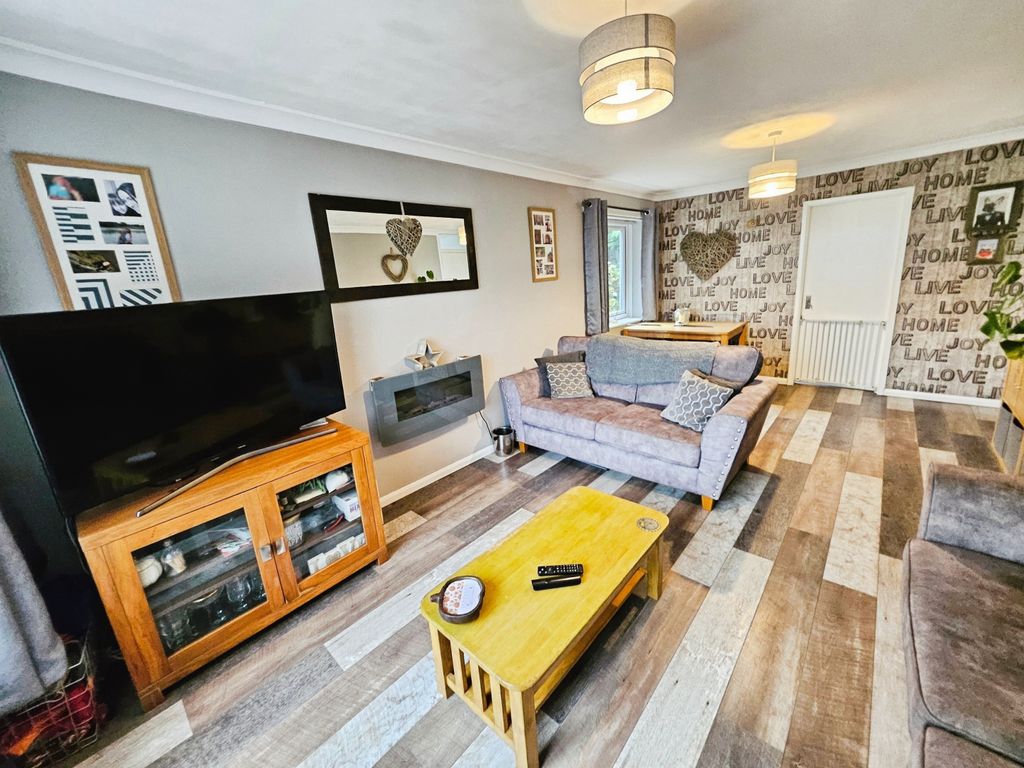 Property photo 3 of 17 Lounge