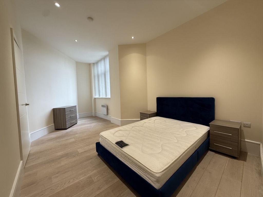 Property photo 3 of 12 Lrg_Bedroom