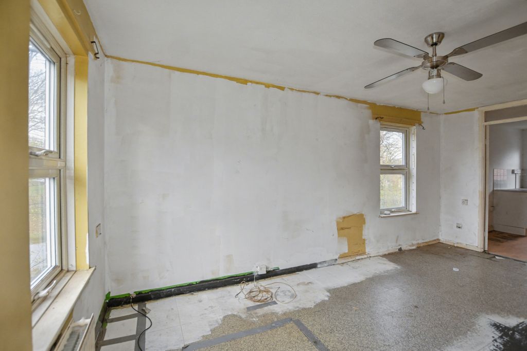 Property photo 2 of 11 54 Fieldfare Road, Thamesmead, London, Se28 8Hr