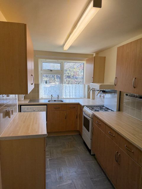 Property photo 3 of 10 Kitchen