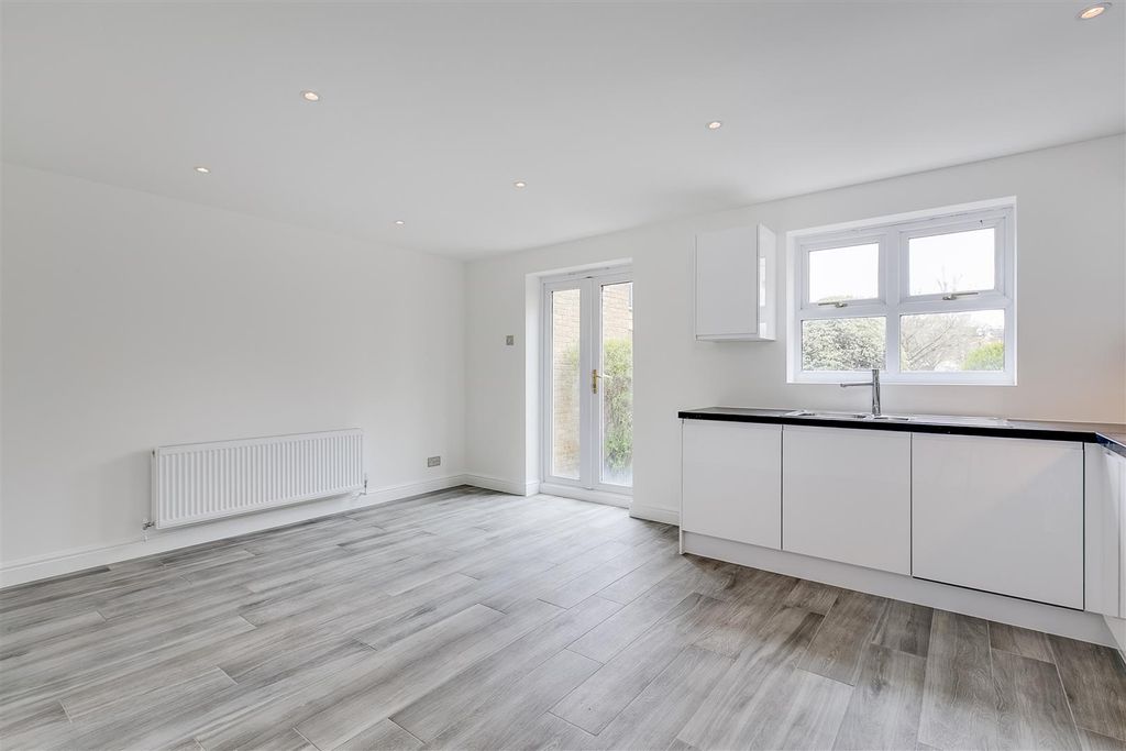 Property photo 3 of 10 Corney Reach Way 12-3.Jpg