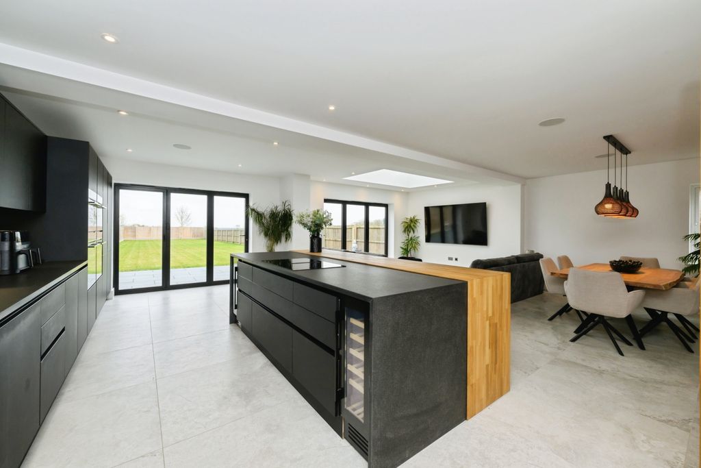 Property photo 2 of 38 Foal Agents Kitchen Island