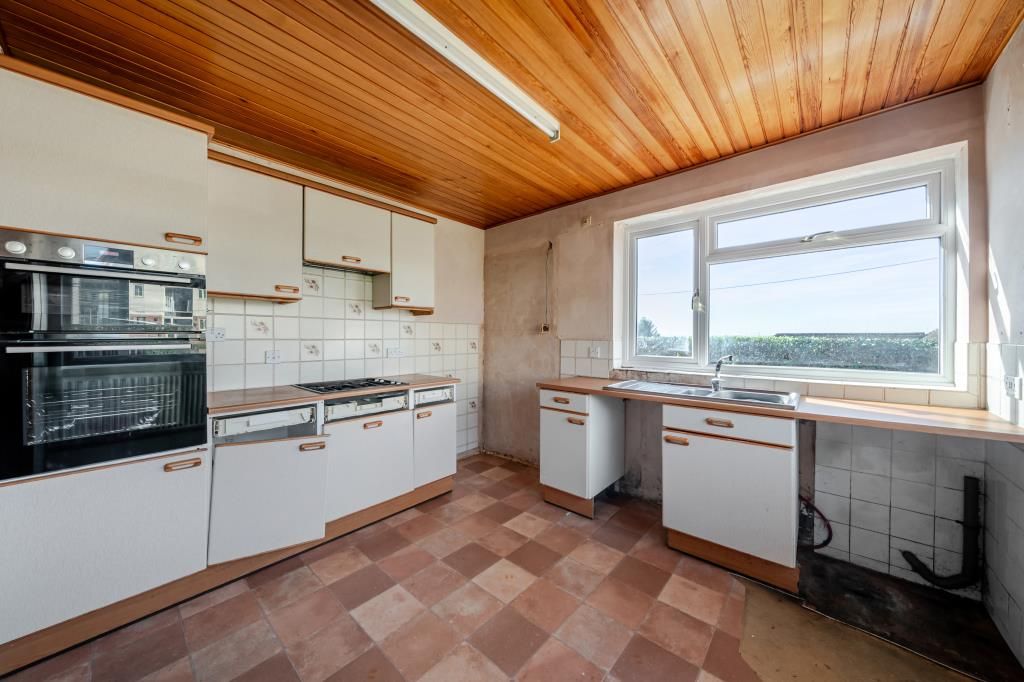 Property photo 3 of 25 Kitchen