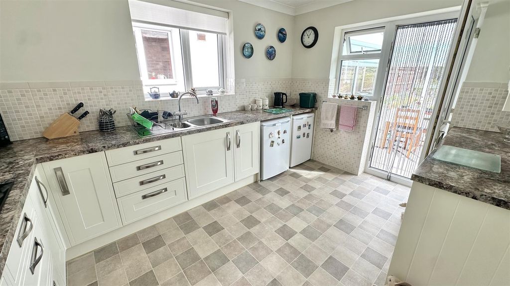 Property photo 3 of 17 Kitchen