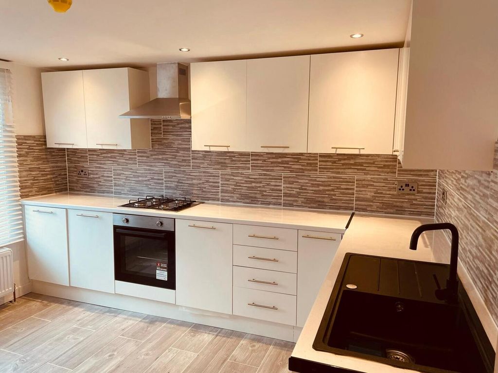 Property photo 3 of 8 Kitchen