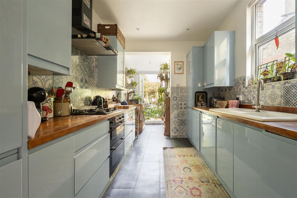Property photo 3 of 33 Beech Hall Road, E4