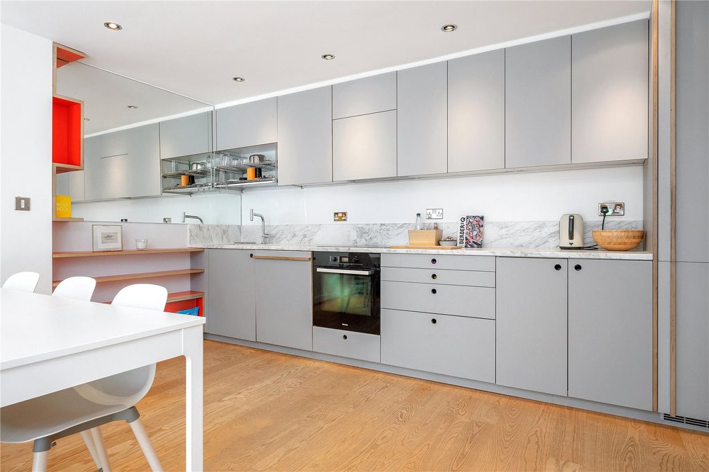 Property photo 2 of 25 Kitchen