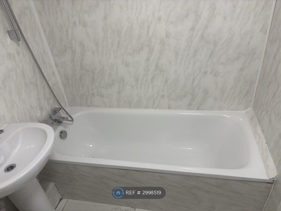 Property photo 2 of 9 Bathroom