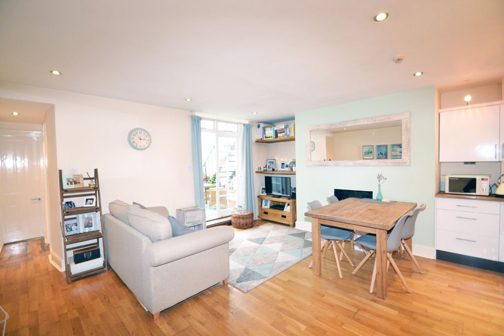 Property photo 1 of 11 Living Room