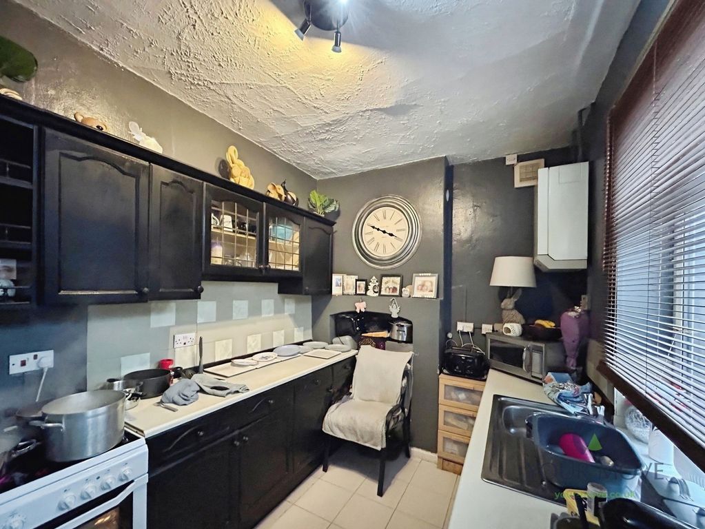 Property photo 3 of 11 Kitchen