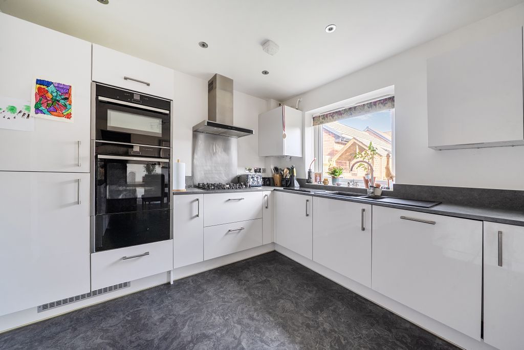 Property photo 2 of 18 696Ff1970053014027712696F74A79F172