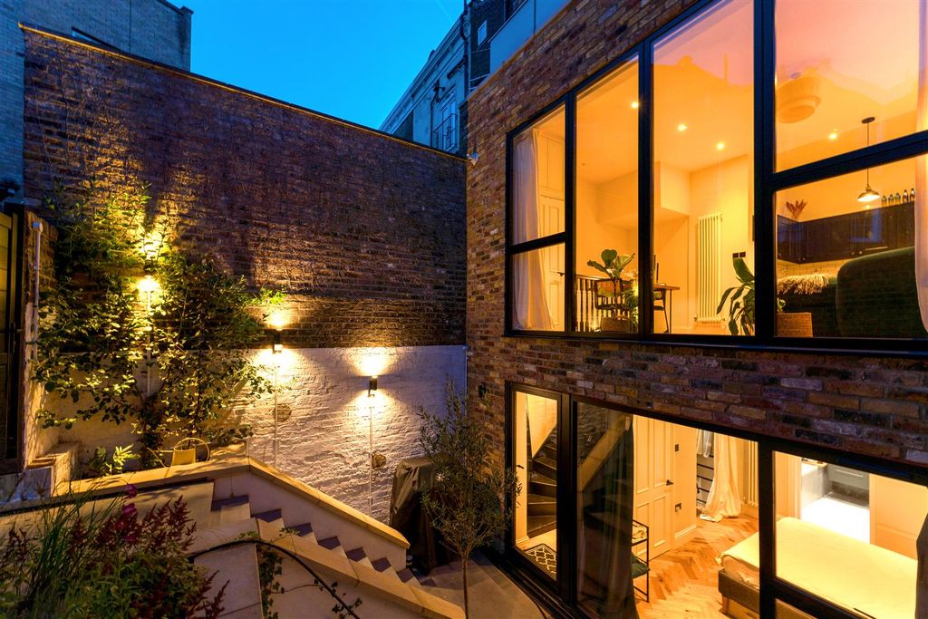 Property photo 1 of 25 Essex Road, N1