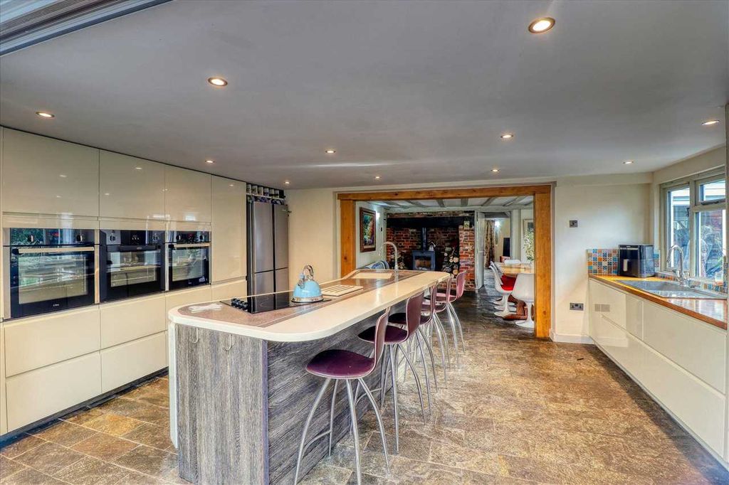 Property photo 3 of 32