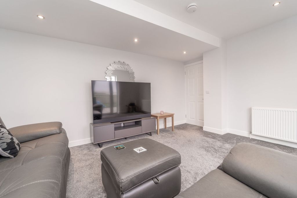 Property photo 2 of 18 Lounge (Photo 2)