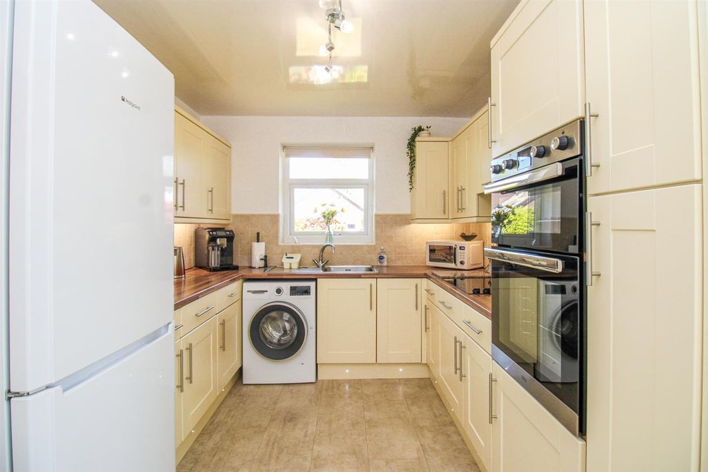 Property photo 3 of 19 Kitchen