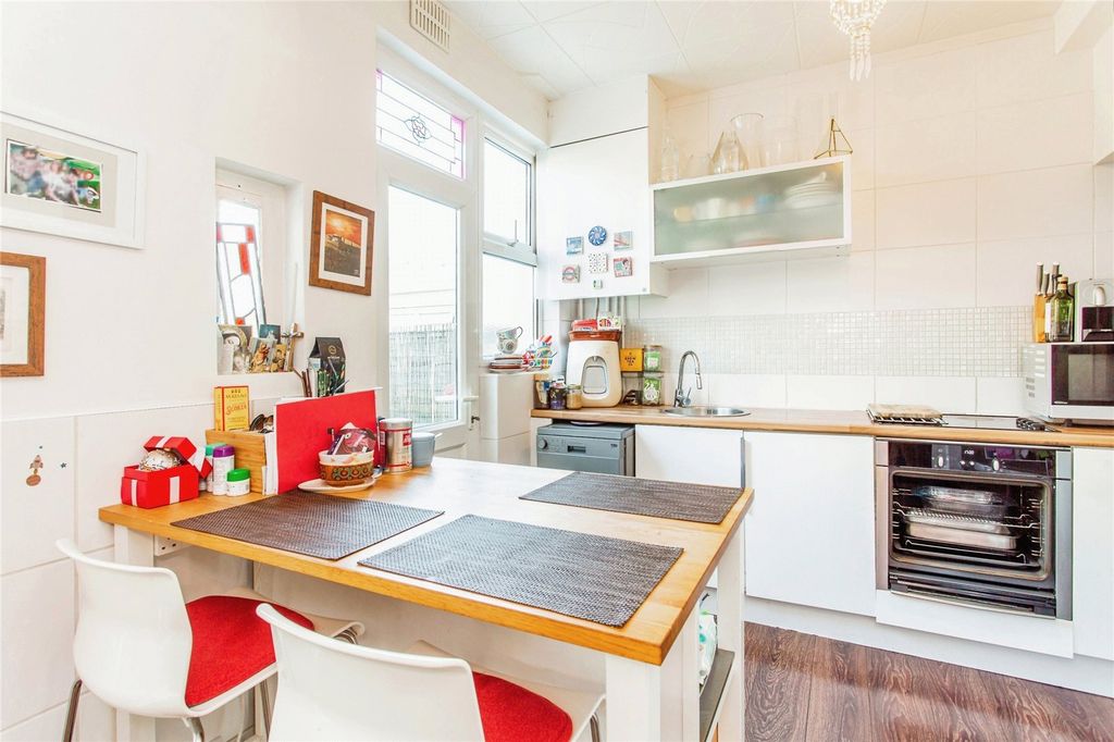 Property photo 3 of 16 Kitchen/Breakfast