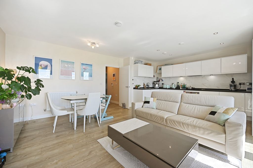 Property photo 3 of 14 Rcyopa- Flat 62 Lamborne House- Reception 12 (1)