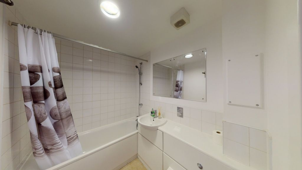 Property photo 2 of 5 Bright And Clean Bathroom Suite Featuring A Full-S...
