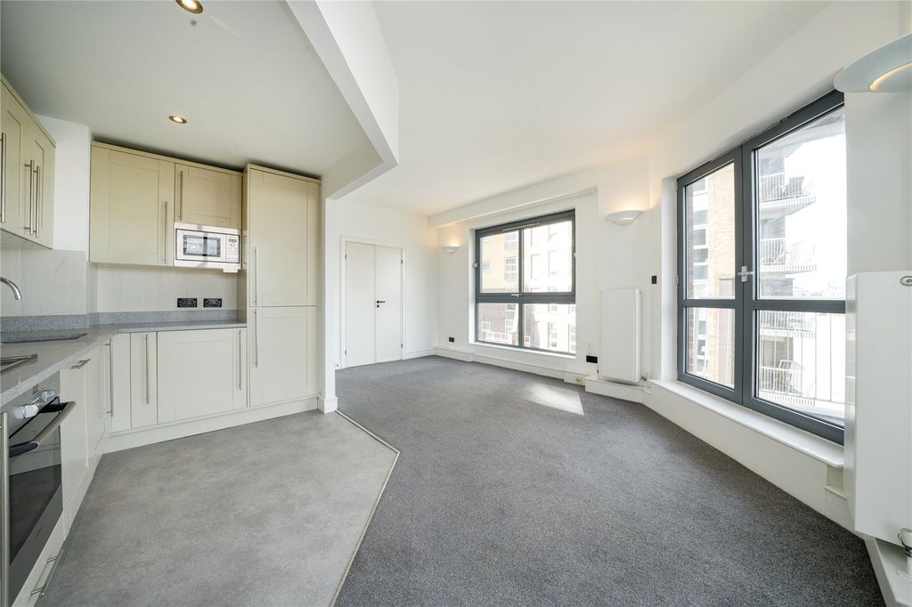 Property photo 2 of 7 Living Room/Kitchen