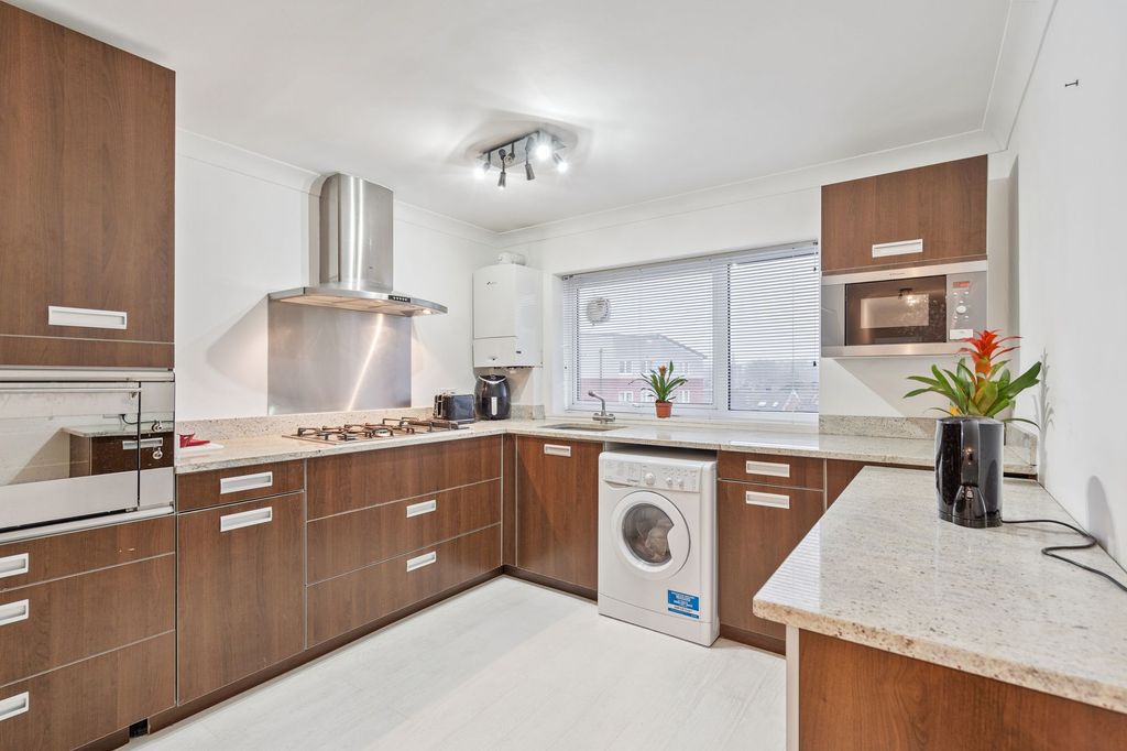 Property photo 3 of 11 Kitchen (2)