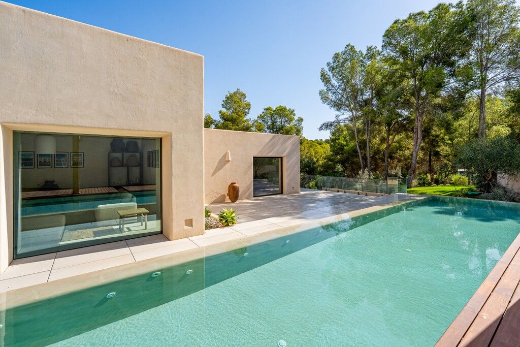 Property photo 3 of 20 Exterior And Pool (4).Jpg