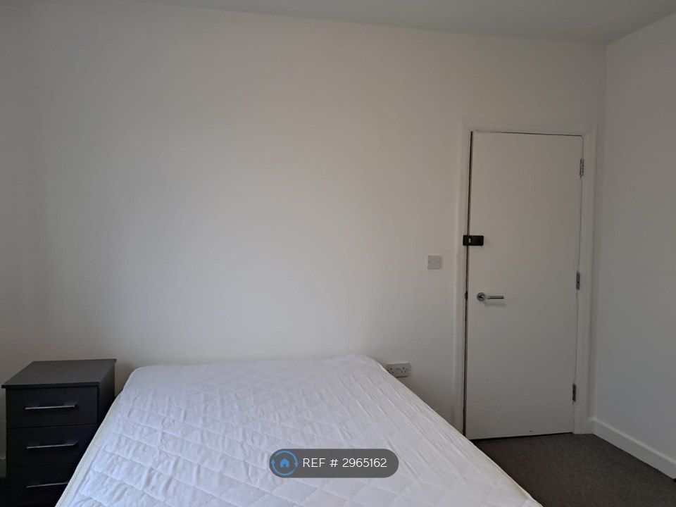 Property photo 3 of 9 Upstairs Back Bedroom