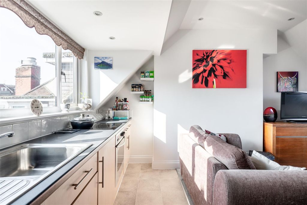 Property photo 3 of 13 37B Old Woking Road-4.Jpg