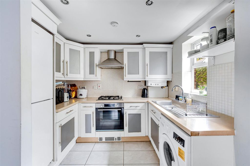 Property photo 2 of 11 6, Amelia Close-7.Jpg
