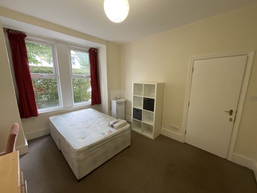 Property photo 1 of 23 Bright And Tidy Double Bedroom Featuring Large Win...